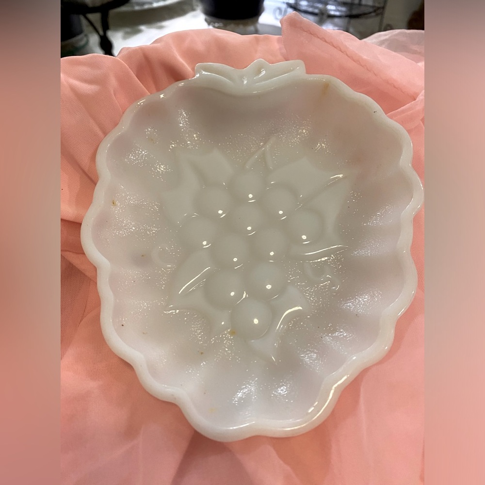 VINTAGE MILK GLASS SPOON REST/TRINKET DISH